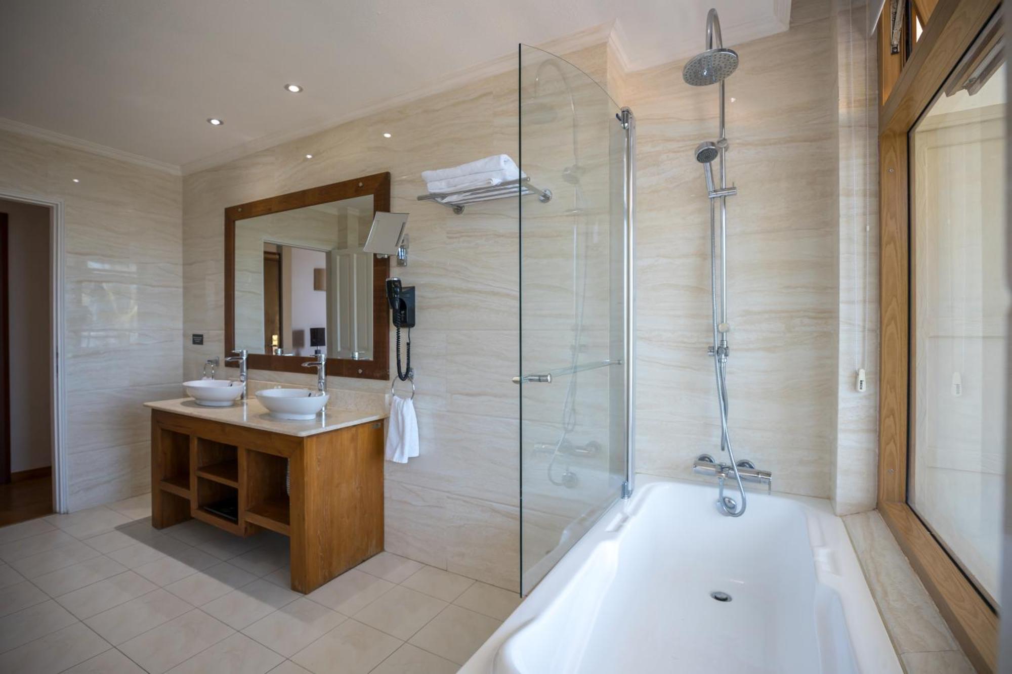 Crown Beach Hotel Seychelles Pointe Au Sel ภายนอก รูปภาพ